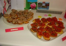 Crostini of bruschetta met tomaat- en tonijnsalade