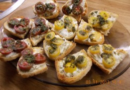 Crostini zachte geitenkaas, kerstomaatjes en pesto