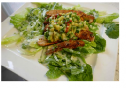 Gegrilde kipsalade met pittige mangosalsa en frisse yoghurtdressing.