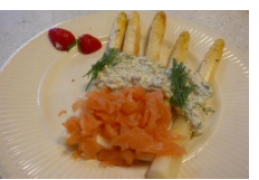 Gebakken Asperges met dille-kappertjessaus en gerookte zalm