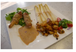 Schnitzelrollade gevuld met asperges en.... een romige mosterdsaus.