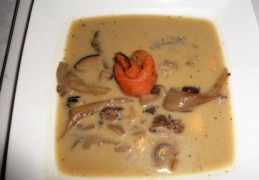 Romige paddenstoelensoep met gerookte zalm