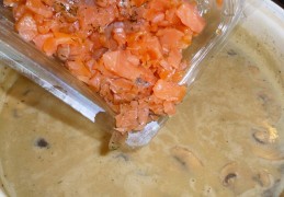 Romige paddenstoelensoep met gerookte zalm
