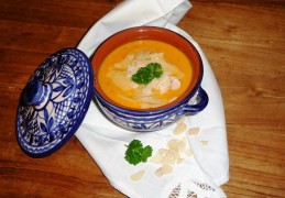 Romige pompoensoep met amandelen en Parmezaan (café Sjiek Maastricht)