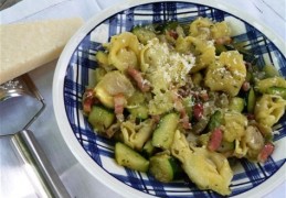 Pasta met spekjes, courgette en groene pesto