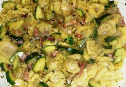 Pasta met spekjes, courgette en groene pesto
