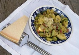Pasta met spekjes, courgette en groene pesto