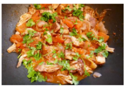 Griekse Stifado met kippendijen, slank en lekker.