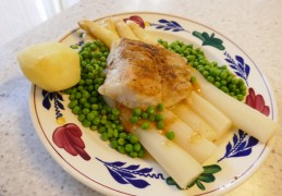 Asperges met miso beurre blanc  kabeljauw en tuinerwtjes