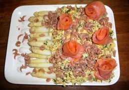 Asperges met roerei, Hollandse garnalen en gerookte zalm