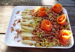 Asperges met roerei, Hollandse garnalen en gerookte zalm
