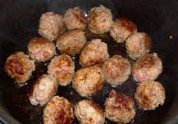 Kruidige gehaktballetjes in tomatensaus (glutenvrij)