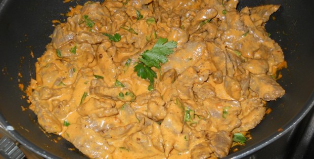 Pittige biefstukreepjes in paprika-kokossaus