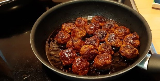 Indische gehakballetjes in een lekker sausje