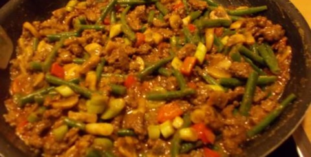 Wokken Indisch gekruid gehakt met groenten en pindasaus