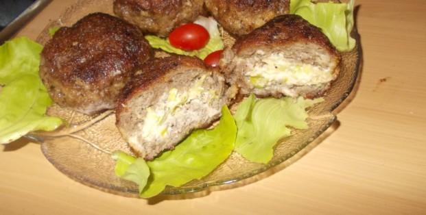 Gehaktballen gevuld met roomkaas en prei