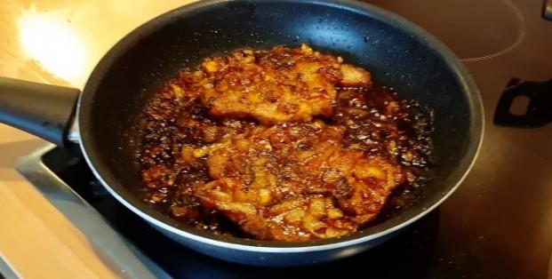 Pittige schouderkarbonade uit de oven met ui knoflook en chilisaus Pittige schouderkarbonade uit de oven met ui knoflook en chilisaus