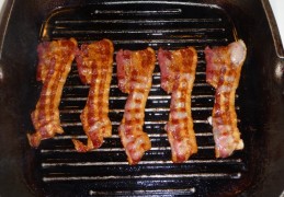 Asperges met bacon, ei en hazelnoten