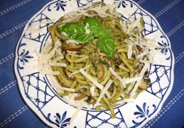 Spaghetti met spekjes, champignons en (daslook)pesto