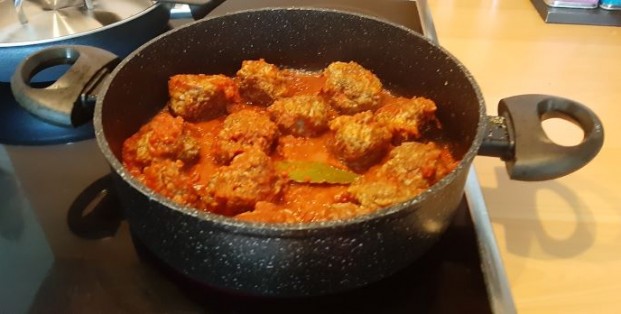 Zalige Mediterrane gehaktballetjes in kruidige tomatensaus met olijven