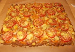 Gehaktpizza van de plaat zonder deeg