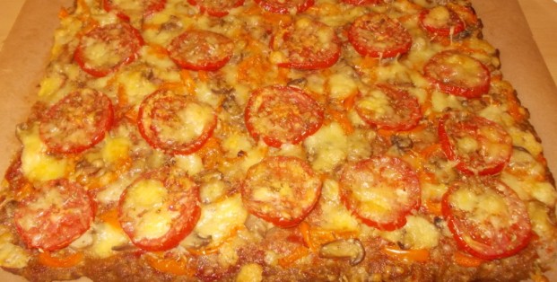 Gehaktpizza van de plaat zonder deeg