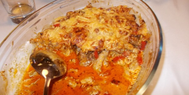 Romige gegratineerde gyros met champignons en paprika