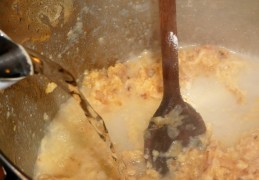 Stevige Limburgse mosterdsoep met bier, kaas, champignons en spekjes