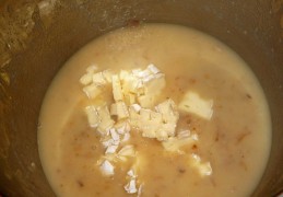 Stevige Limburgse mosterdsoep met bier, kaas, champignons en spekjes