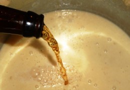 Stevige Limburgse mosterdsoep met bier, kaas, champignons en spekjes