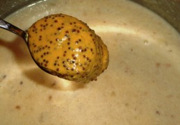 Stevige Limburgse mosterdsoep met bier, kaas, champignons en spekjes