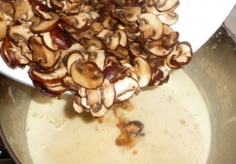 Stevige Limburgse mosterdsoep met bier, kaas, champignons en spekjes
