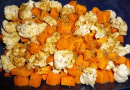 Traybake met bloemkool, pompoen, aardappel, Vadouvan & noten