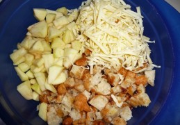Hartige "overbol" cake van oliebollen & kaaskruimels (Nel Schellekens)