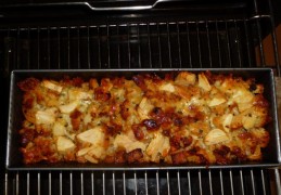 Hartige "overbol" cake van oliebollen & kaaskruimels (Nel Schellekens)