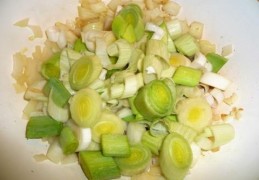 Gegratineerde aardappelschotel met prei