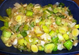 Gegratineerde aardappelschotel met prei