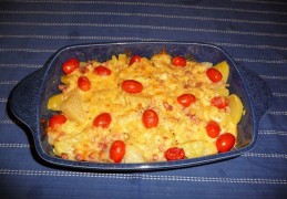 Koolrabi-aardappelgratin met spekjes en tomaatjes