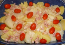 Koolrabi-aardappelgratin met spekjes en tomaatjes