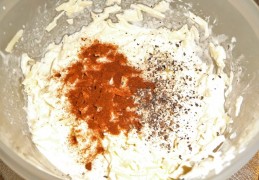 Koolrabi-aardappelgratin met spekjes en tomaatjes