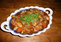 Coq au vin met cognac en paddenstoelen