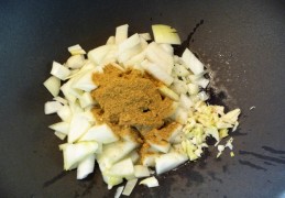 Thaise kip in groene curry kokossaus