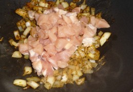 Thaise kip in groene curry kokossaus