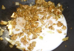 Thaise kip in groene curry kokossaus