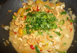 Thaise kip in groene curry kokossaus