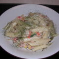 Gerookte zalm en krab op een bedje met pasta