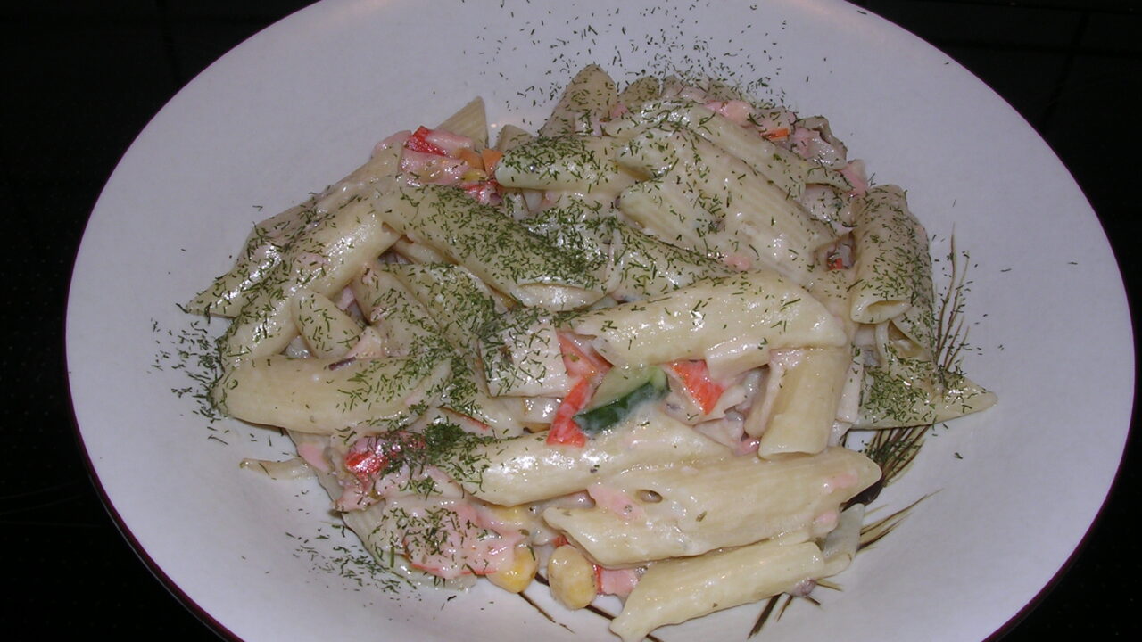 Gerookte zalm en krab op een bedje met pasta