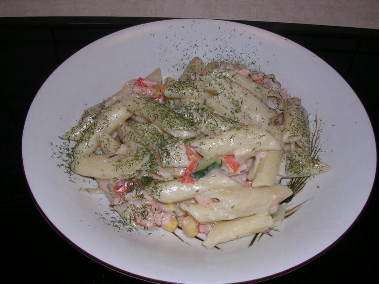 Gerookte zalm en krab op een bedje met pasta