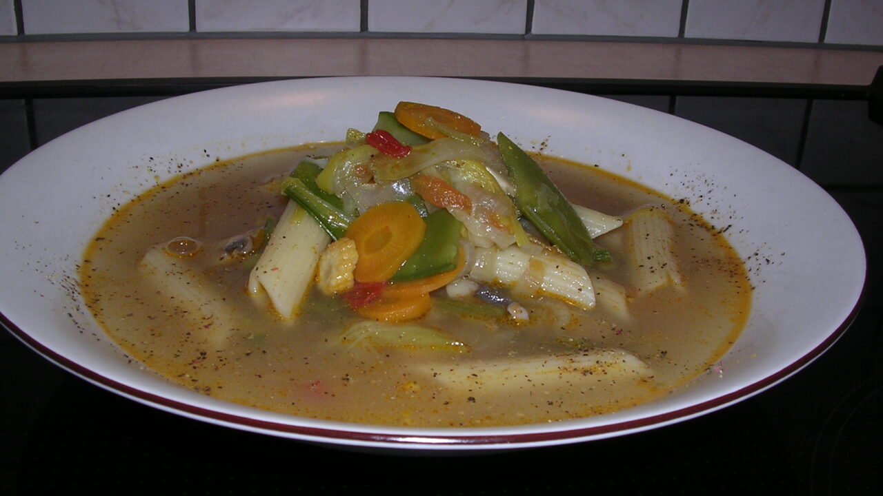Soep : Heldere groenten bouillon met penne