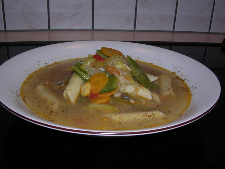 Soep : Heldere groenten bouillon met penne
